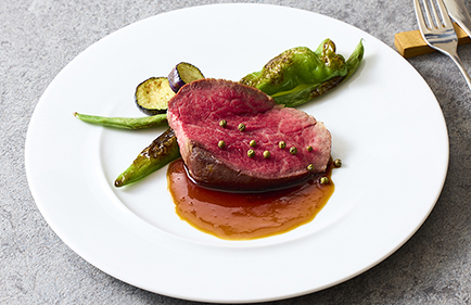 牛肉のステーキ<br>ソルティグリーンペッパーを添えて